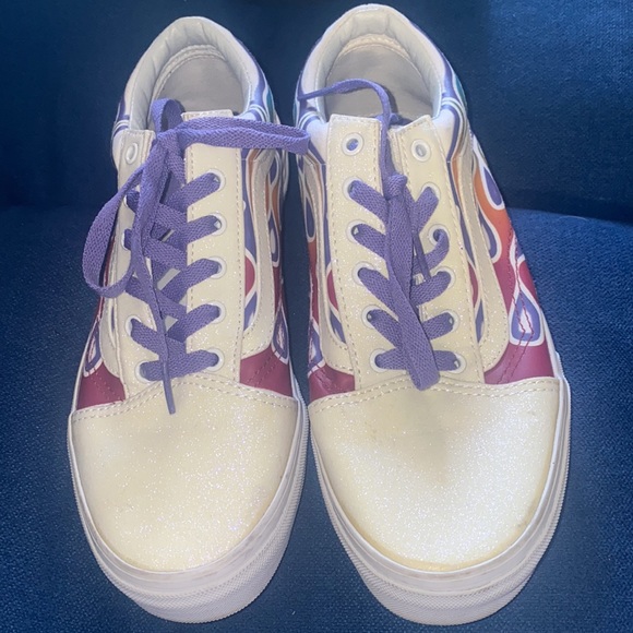 great detail! slight yellowing due to storage! great lisa frank looking vans! - Picture 3 of 4